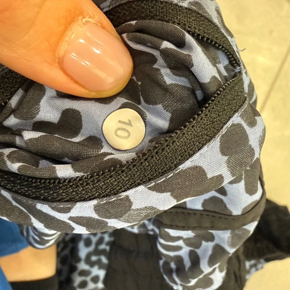 Lululemon Tracker Short V Blue Black Leopard Spot Print Size 10 Running Shorts